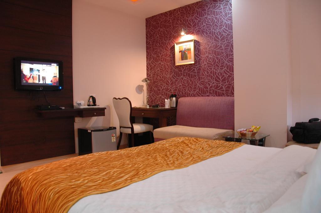 Hotel Palmdale Zirakpur Kültér fotó