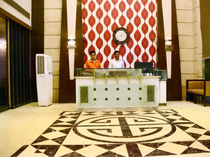 Hotel Palmdale Zirakpur Kültér fotó